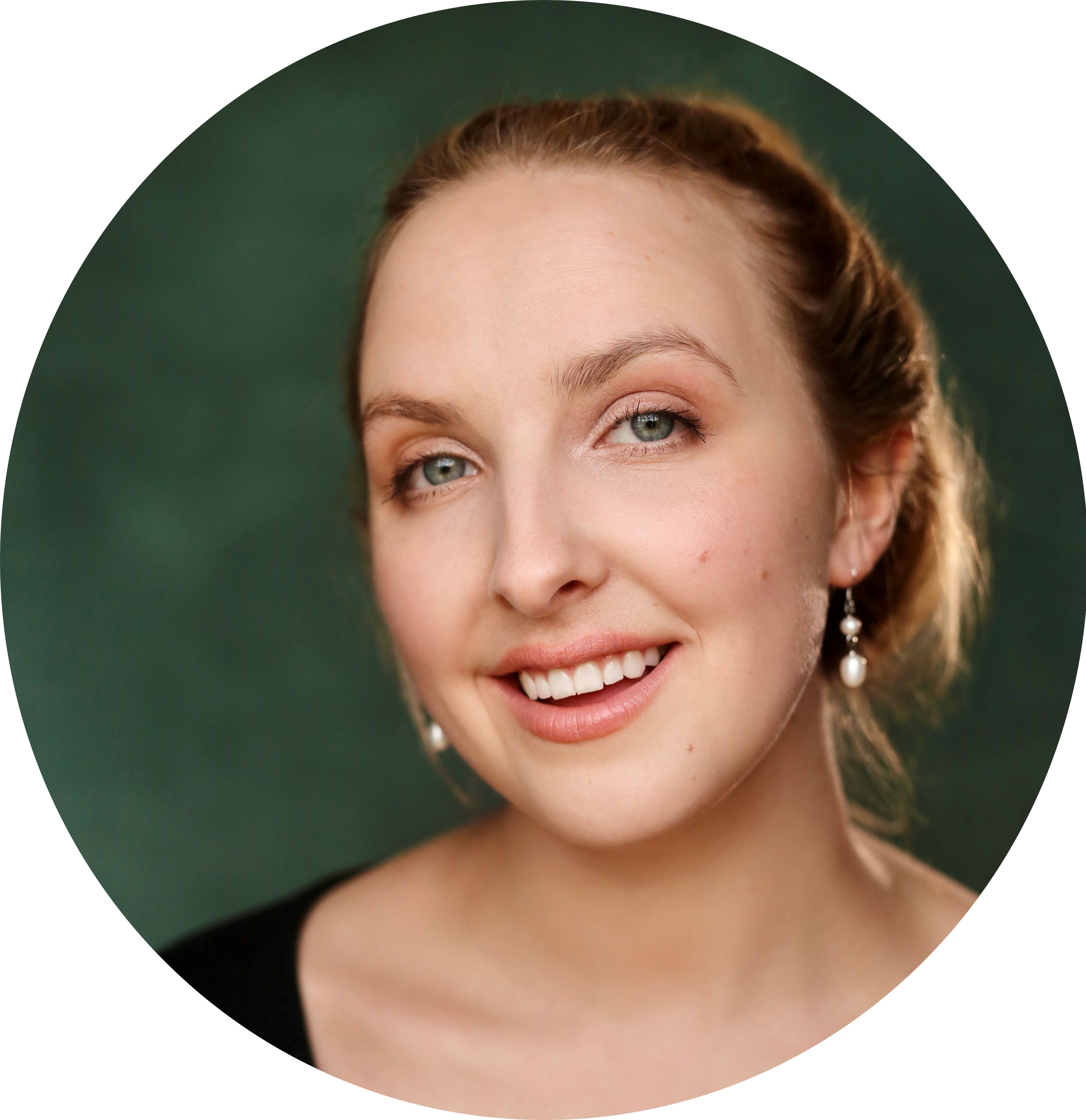 Cat Davies Headshot