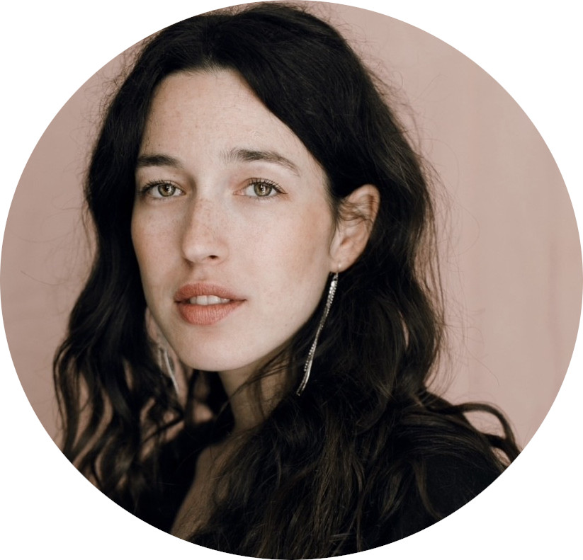 Charlotte Mangal French Female Artist Headshot Voiceover
