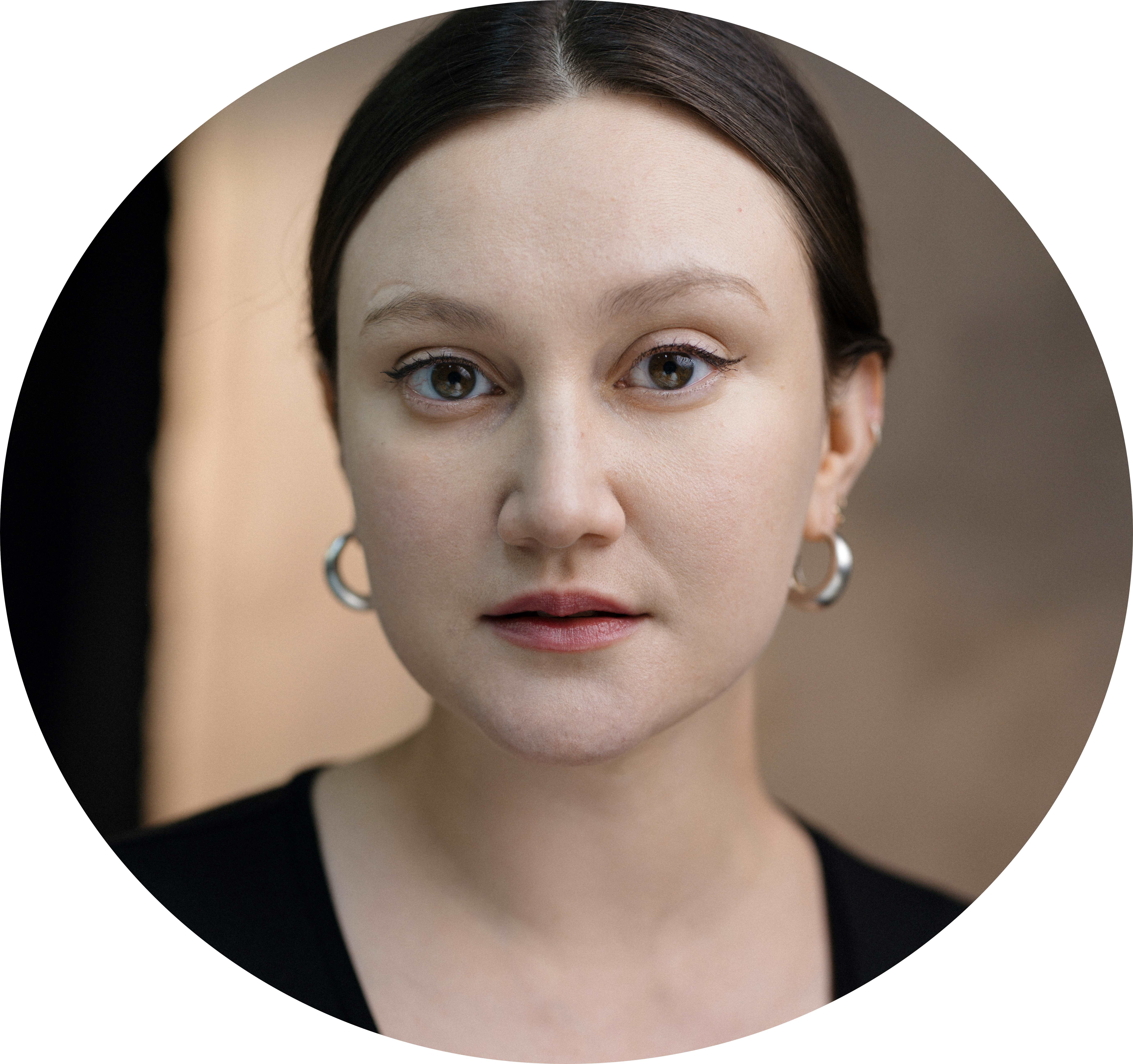 Elina Alminas Headshot Russian Female Voiceover