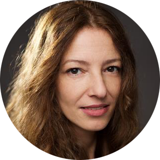 Emmanuela Lia Greek female voiceover Headshot