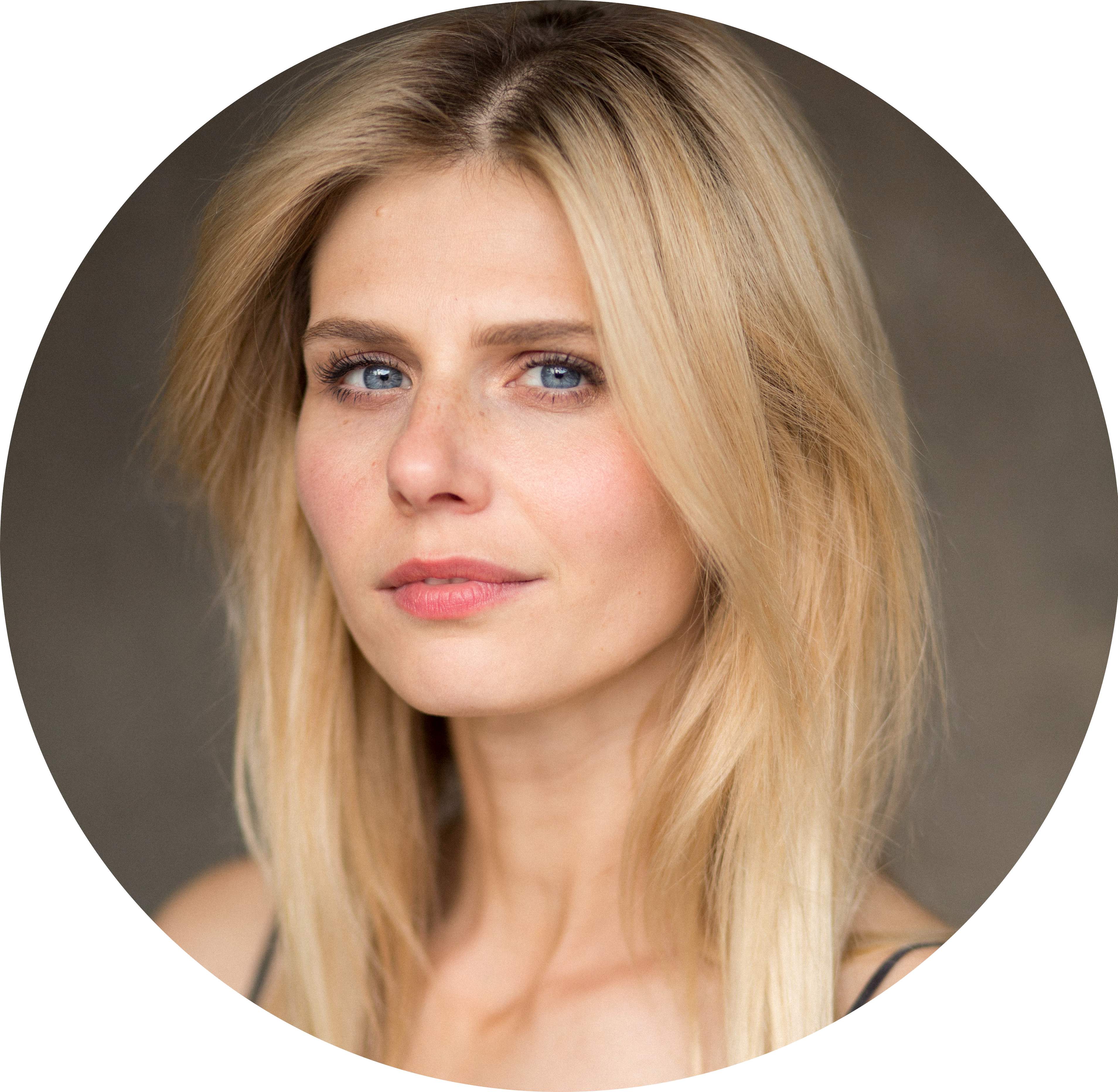 Izabela Zwierzynska Female Polish Voiceover Headshot