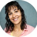 Roze Elisa Headshot Voiceover Artist Dutch