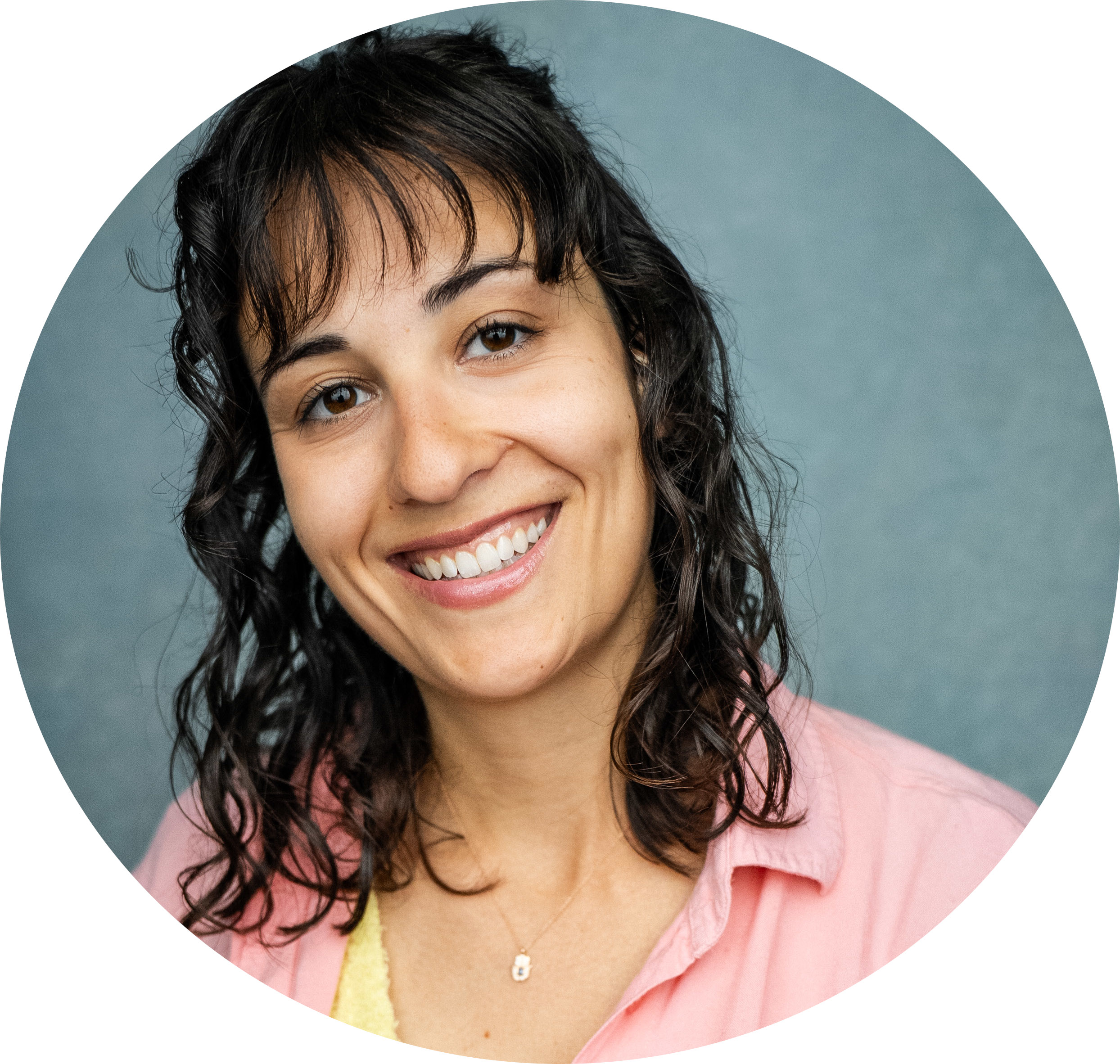 Roze Elisa Headshot Voiceover Artist Dutch